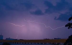 Lightning_130708_190544UT_Canon400_ISO200_Exp2s_F18mm_Diafr10_Crop_Resize33,5%.jpg